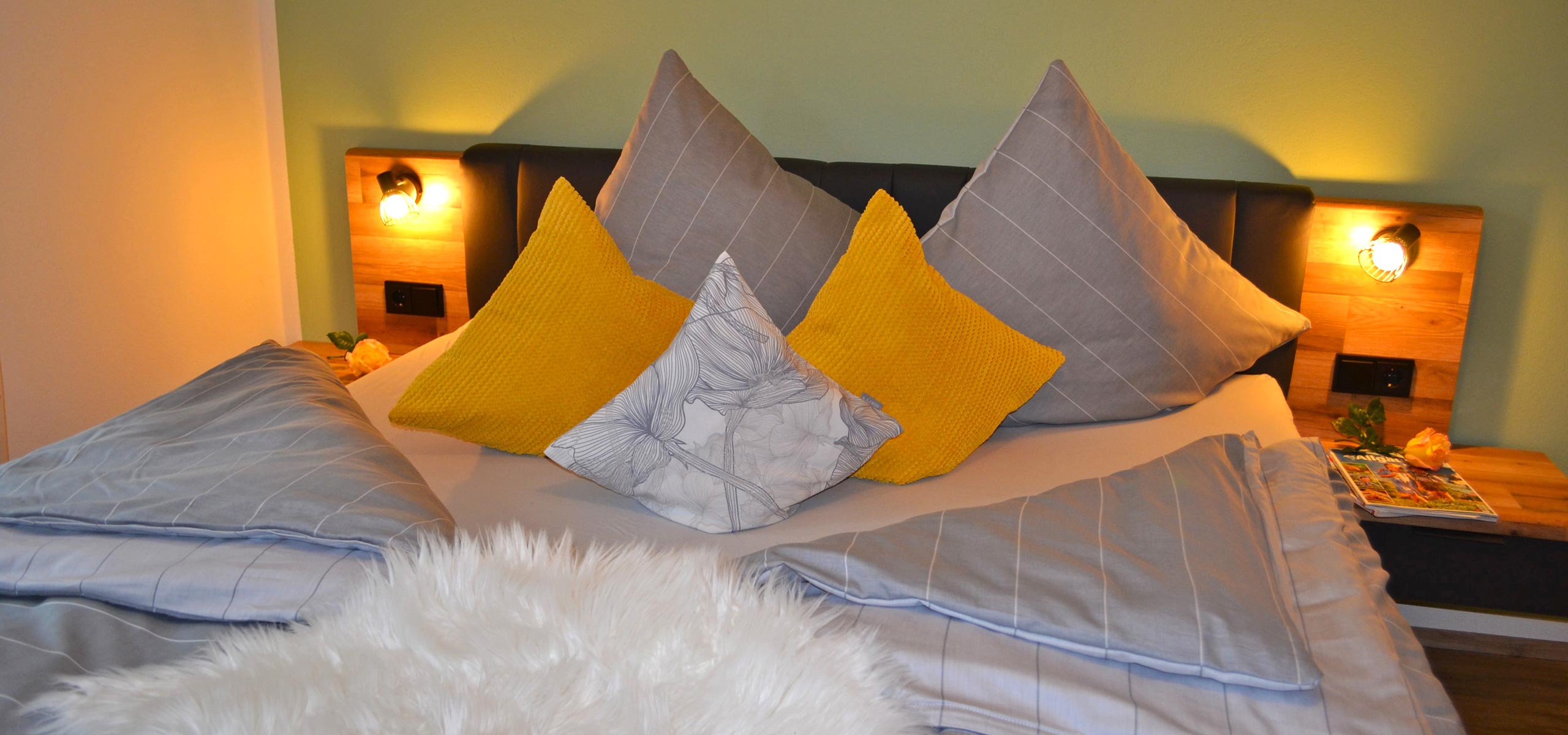 Gemütliche Schlafzimmer mit großen Doppelbetten
