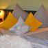 Gemütliche Schlafzimmer mit großen Doppelbetten